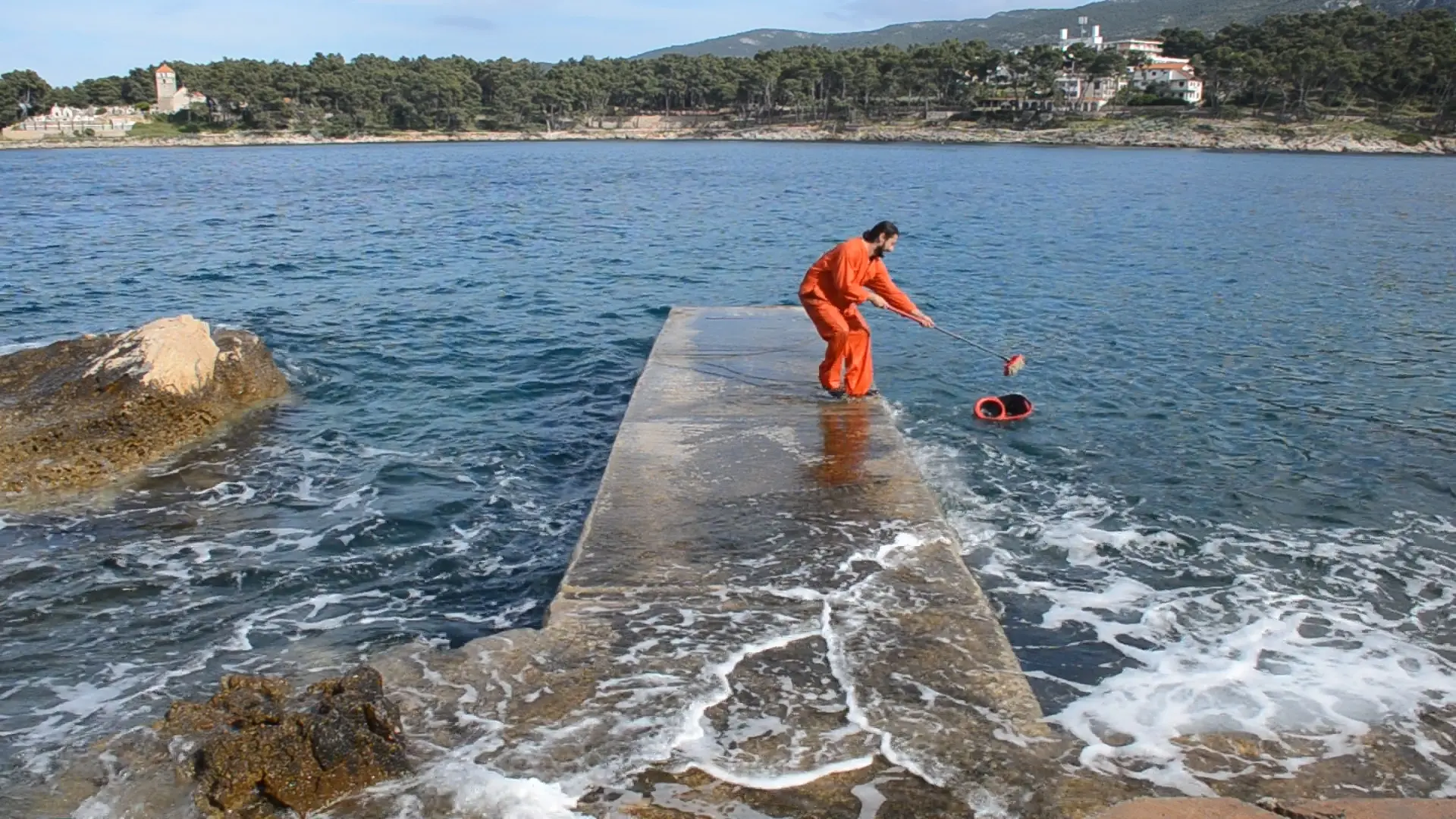 Tourists go home - Tourists come back - mopping bay, video still, 2024