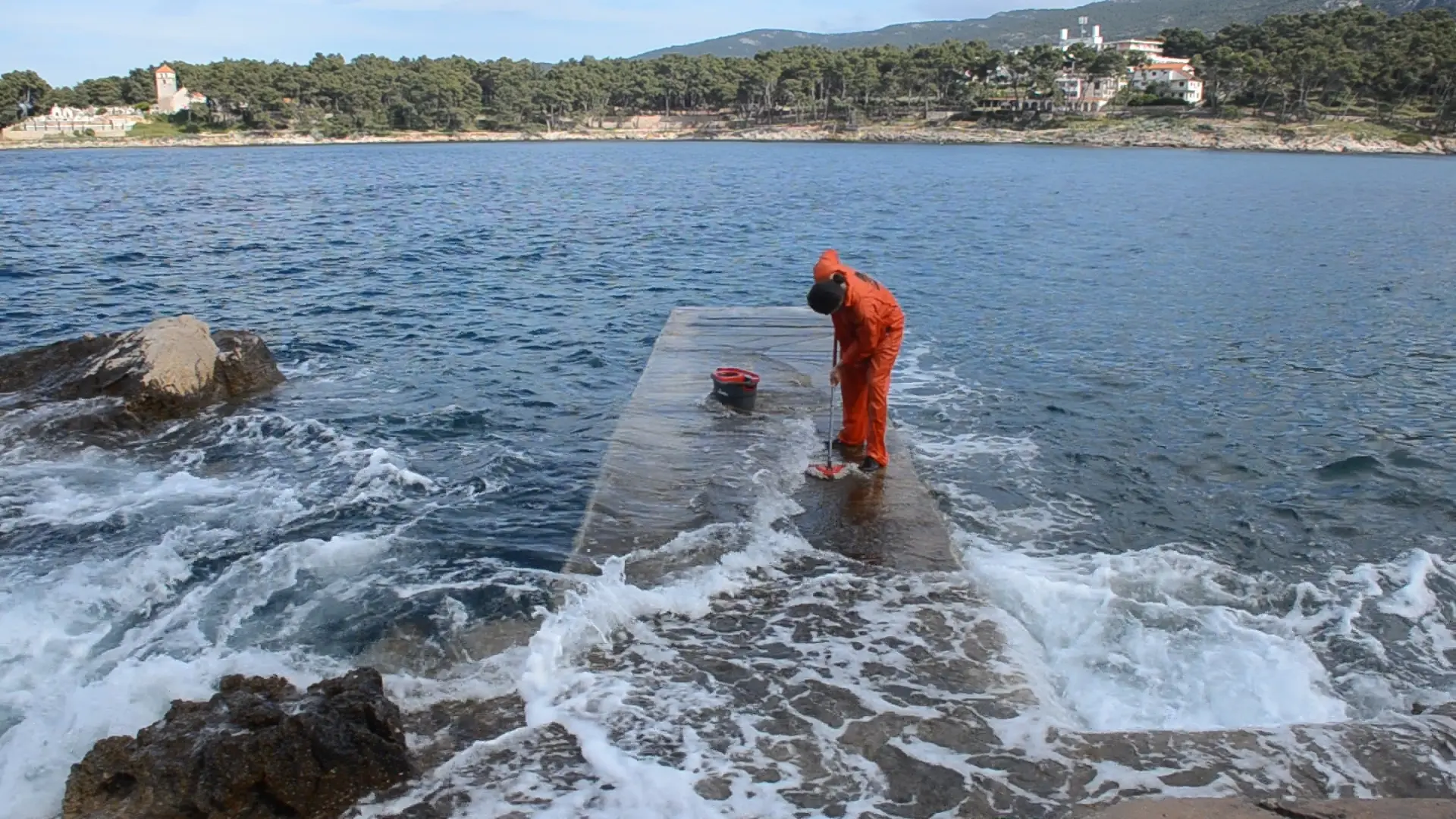 Tourists go home - Tourists come back - mopping bay, video still, 2024